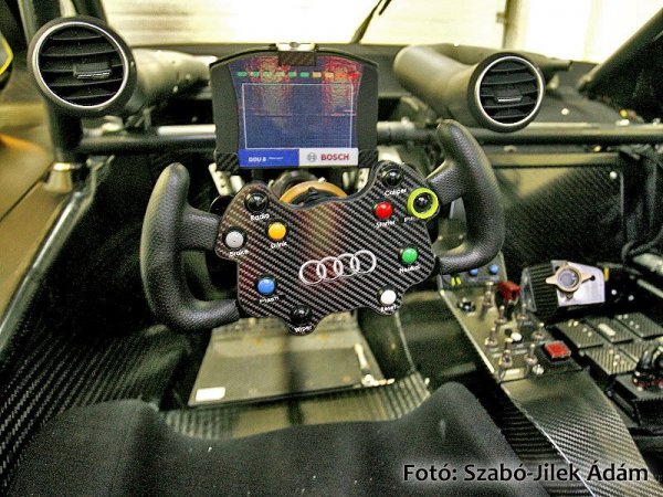 Az Audi RS5 DTM kormánya már rég nem "kormánykerék": minden versenyzőnek speciálisan készítik