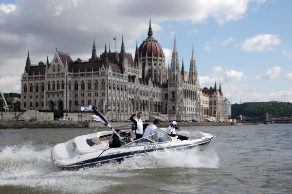 A BMW nyolc DTM-versenyzője motorcsónakokról szemlézte Budapest szépségeit pénteken