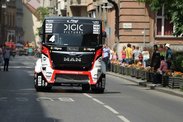 Azért ez itt az emberek között brutál volt