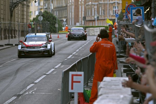 Itt még a Citroen van elől, de remélem vasárnap nem így lesz
