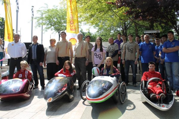 Az öt magyar csapatból négy mutatta be energiatakarékos járművét a budapesti Gödör Klub előtt