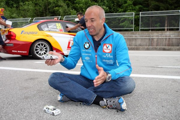 "Bárcsak ilyen könnyű lenne megfogni egy defektes autót" - gondolja Tom Coronel, akit ma lassúdefekt állított meg