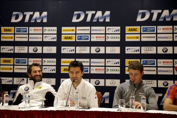 Timo Glock (BMW), a bajnok Mike Rockenfeller (Audi) és Paul di Resta (Mercedes) a DTM mai sajtótájékoztatóján