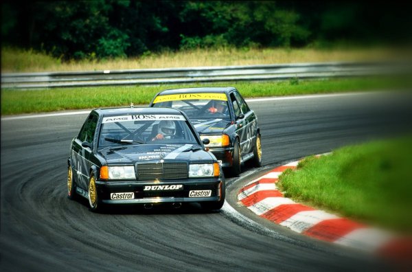 Johnny Cecotto (elöl) mindkét futamot megnyerte a Mercedes E190-essel 1988 szeptemberében, a Hungaroringen