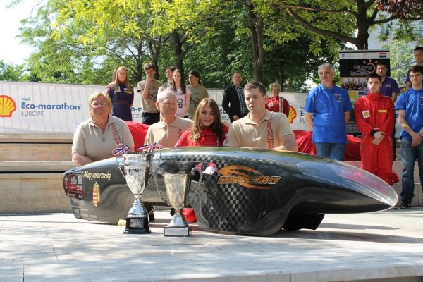 A GAMF rekorder csapata (b-j): Jakab Mária pénzügyi vezető, Kutasi Zoltán tanszéki mérnök, Kovács Viktória pilóta és Vackzó Dániel csapatvezető