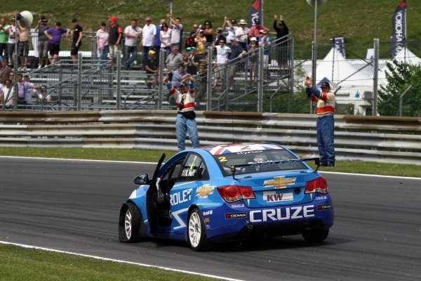 Rob Huff Chevrolet-je vezető helyen kapott végzetes defektet a 2012-es első futamon, a Salzburgringen