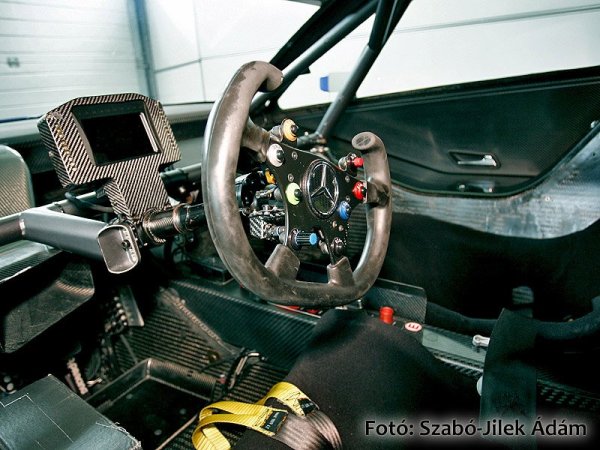 A Mercedes AMG C-osztály kormánya jobban hasonlít az F1-es kormányokhoz