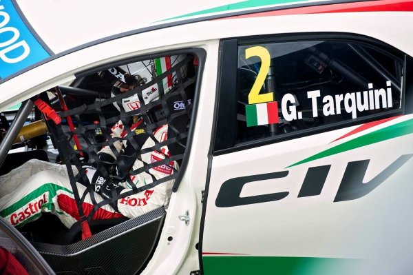 Tarquini vérfagyasztó pillanatokat élt át a Q2-ben, amikor felcsapódott a Honda motorházteteje