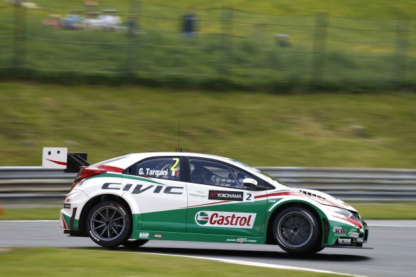 Tarquini bevállalósságával még 52 évesen is megszégyeníti a fiatalokat a WTCC-ben