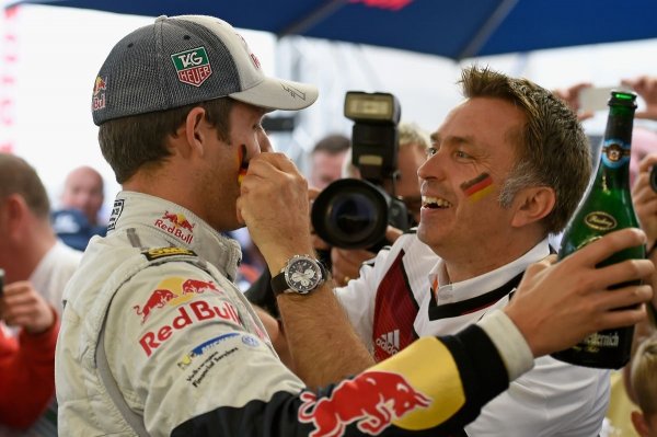 A Volkswagen csapatvezetője, Jost Capito német zászlót pingált a győztes arcára