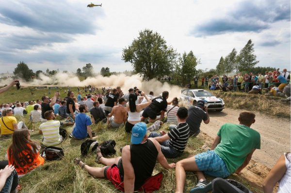 Sébastin Ogier megállíthatatlan: a francia és navigátora, Julien Ingrassia idei ötödik, összesen 21. WRC-győzelmét aratta Mikolajki mellett