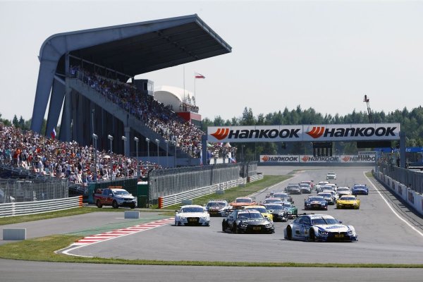 Nagy hőségben rendezték meg a DTM idei 5. futamán Moszkvában. Maxime Martin rajt-cél győzelmet aratott