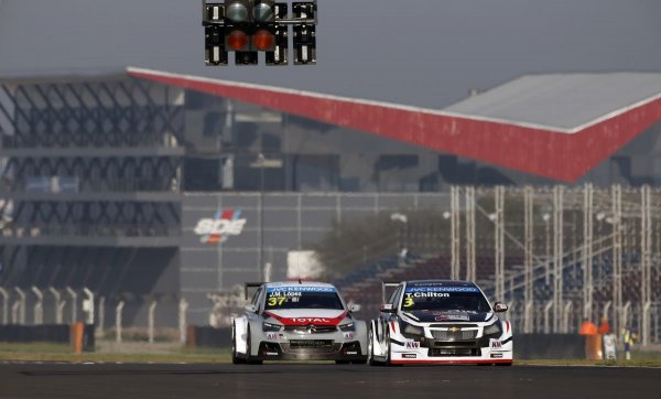 Tom Chilton (elöl) egész hétvégén a legjobb Chevrolet-pilóta volt. Kár, hogy a 2. futamot nem bírta végig a technika