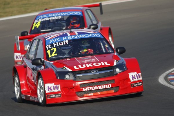 Rob Huff a nyolcadik "vörös" futamán megszerezte a LADA Sport Lukoil első dobogóját a WTCC-ben