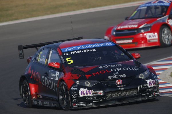 Michelisz Norbi versenyzésén egyáltalán nem érződött, hogy hiányzott volna neki a kihagyott pénteki edzés. A magyar pilóta a 15. dobogóját szerezte