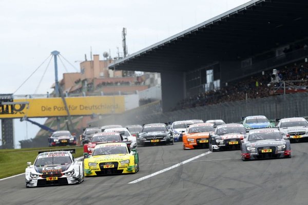Rajt a Nürburgringen: Rockenfeller sárga-zöld Audija már Wittmann nyomában