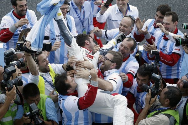 José María "Pechito" López jött, látott és első évadjában győzött a WTCC-ben. Megérdemelte!