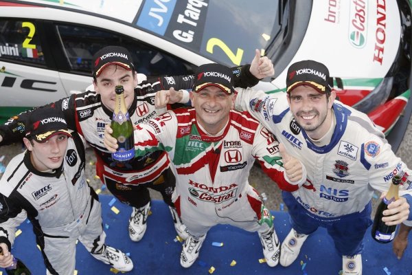 A második verseny dobogósai: Tarquini, Borkovic, Michelisz és a privát kategória győztese, Valente