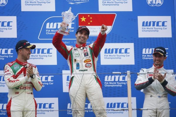 Mehdi Bennani (középen) az első marokkói, az első arab származású és az első afrikai születésű futamgyőztes lett a WTCC történetében