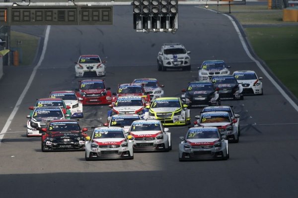 Egyedül Michelisz tudott lépést tartani a négy gyári Citroennel a sanghaji 1. futam rajtjánál 