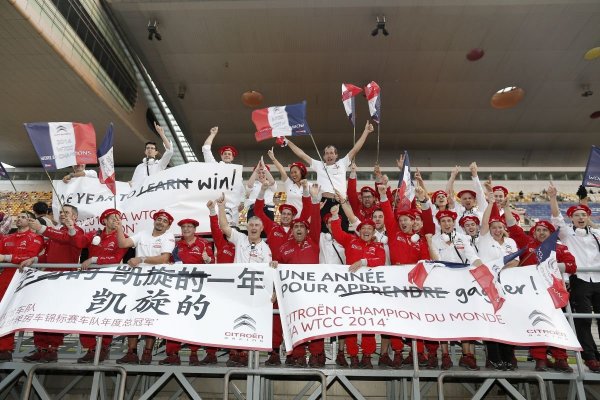 Francia "népviseletben" ünnepelték a Citroen szerelői, hogy első WTCC-évadukban megnyerték a gyártók világbajnoki címét 