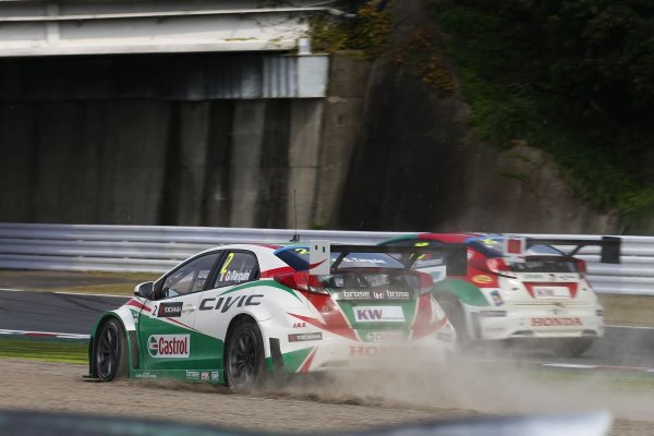 Szenved a Honda gyári csapata Japánban: Tarquini a 10., Monteiro a 11. időt tudta megfutni