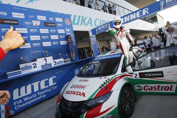 Tarquini a Honda második diadalát aratta Szuzukában. Az olasz veterán 2014-ben sem maradt győzelem nélkül