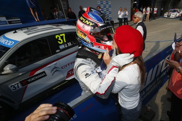 Pechito López begyűjti a győztesnek járó csókot barátnőjétől idei hetedik győzelme után