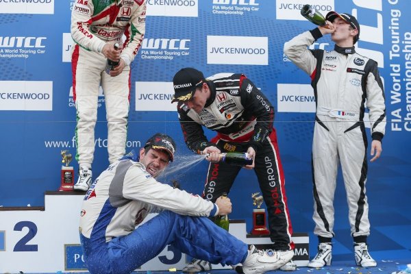 Közép-európai öröm: Norbi pezsgőben fürdeti az első wtcc-s dobogóját ünneplő Duca Borkovicot