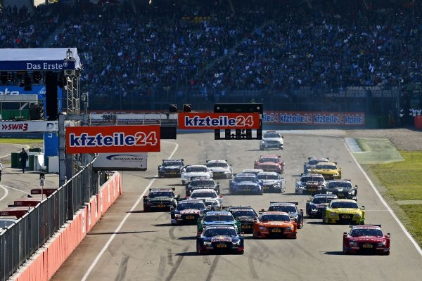 Kellemes nyárias időben, majdnem telt ház előtt rendezték meg a DTM idei utolsó futamát Hockenheimben