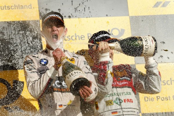 Wittmann (balra) ötödik helye ellenére még egyszer megkóstolhatta a bajnoki pezsgőt a hockenheimi dobogón