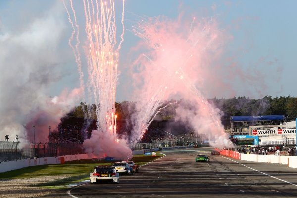 Hockenheimben már hagyomány: tűzijáték és petárdák durrantak a befutónál
