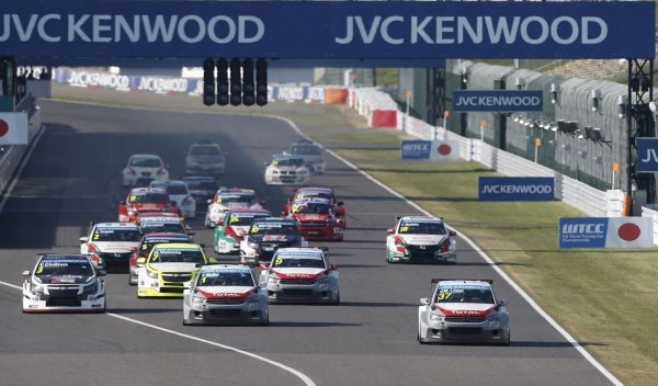 Három Citroen az élen az első futam rajtjánál Szuzukában - Valente már támadja Loeböt