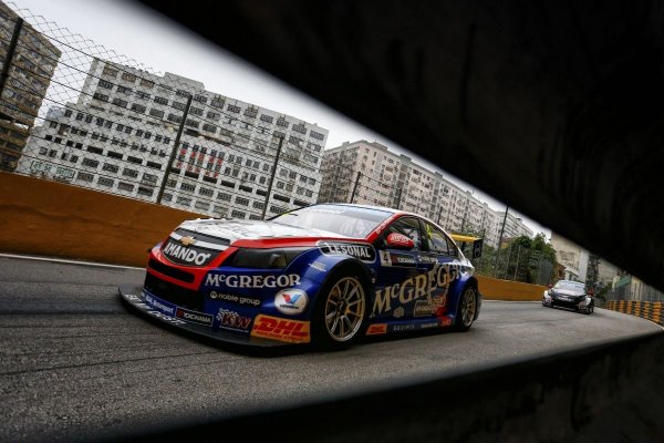 Tom Coronel bravúrral hozta be az 5. rajthelyre a ROAL csapat Chevy Cruze-át