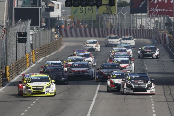 Monteiro (jébbra, takarásban) már helyezkedik a 2. futam rajtjánál. A portugált szervóhiba fosztotta meg a tuti győzelemtől